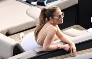 Jennifer Lopez erstaunt in einem weißen Badeanzug mit einem Urlaub in Italien