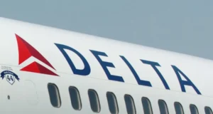 Стюардесса Delta случайно развернула аварийный трап в аэропорту